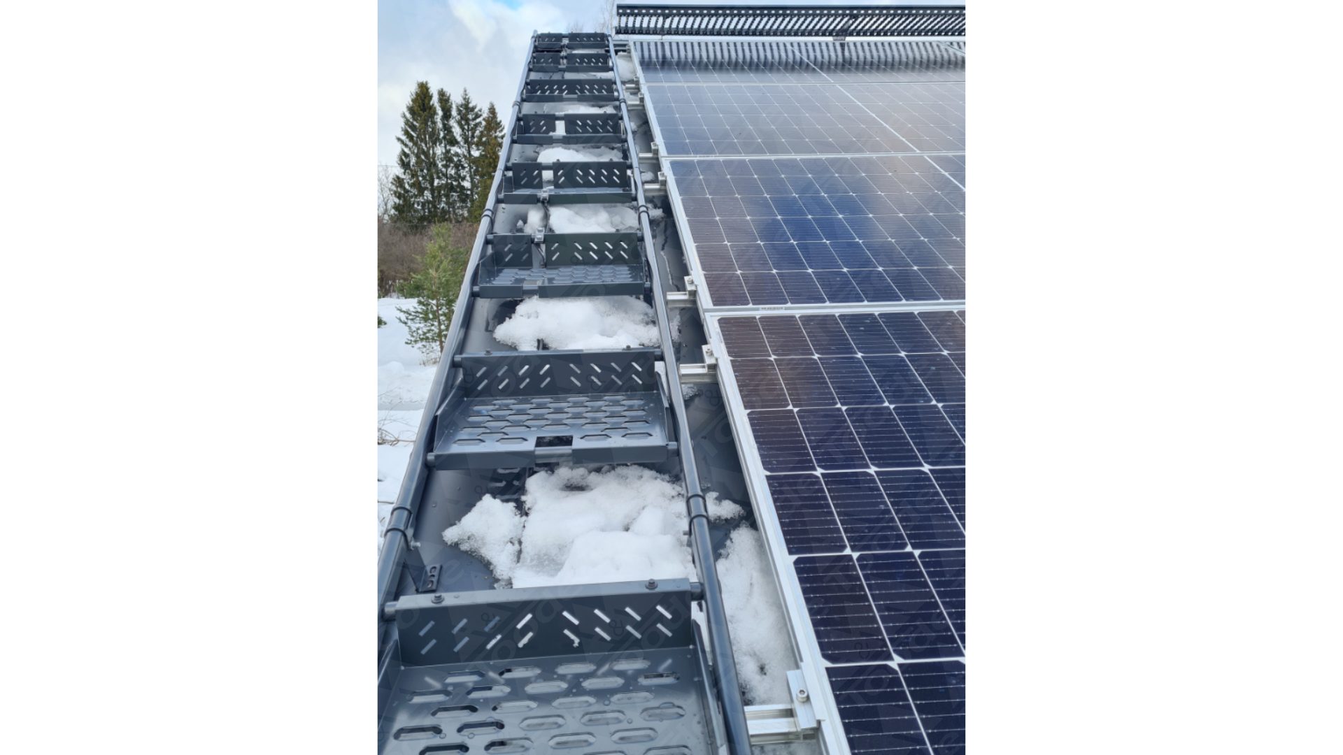 Jumta kāpņu pakāpieni uz lēzena jumta